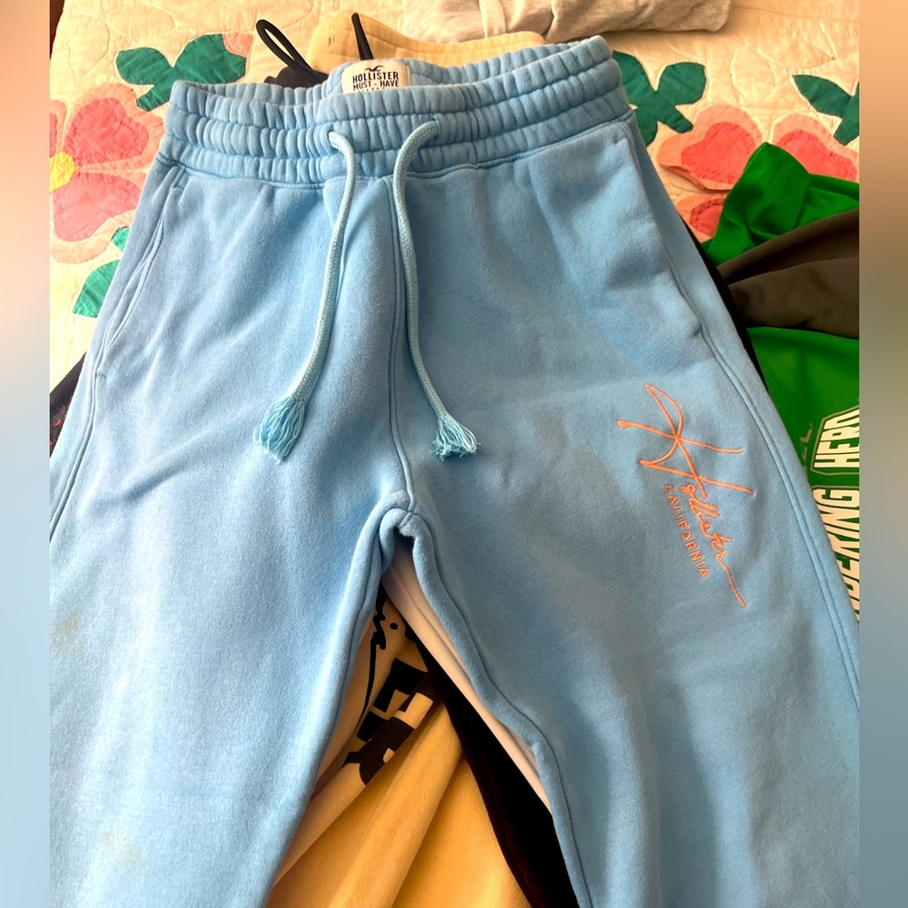Extra small hollister sweatpants, cropped bottoms, great condition!